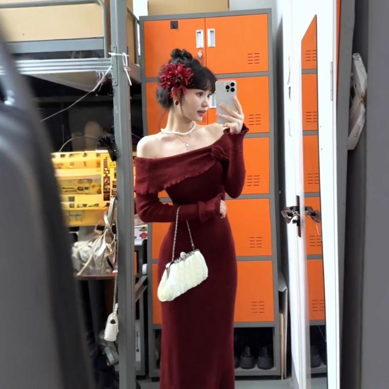Christmas new robe red banquet toasting clothes high-end light luxury niche one-word shoulder knitted dress women