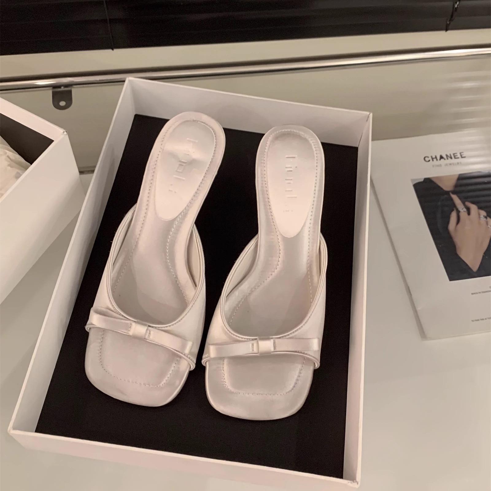 

Летом 2025 года в моде новая фея с квадратной головой, бантом, туфлями на высоком каблуке, тонкими каблуками и босоножками — женственность. 39