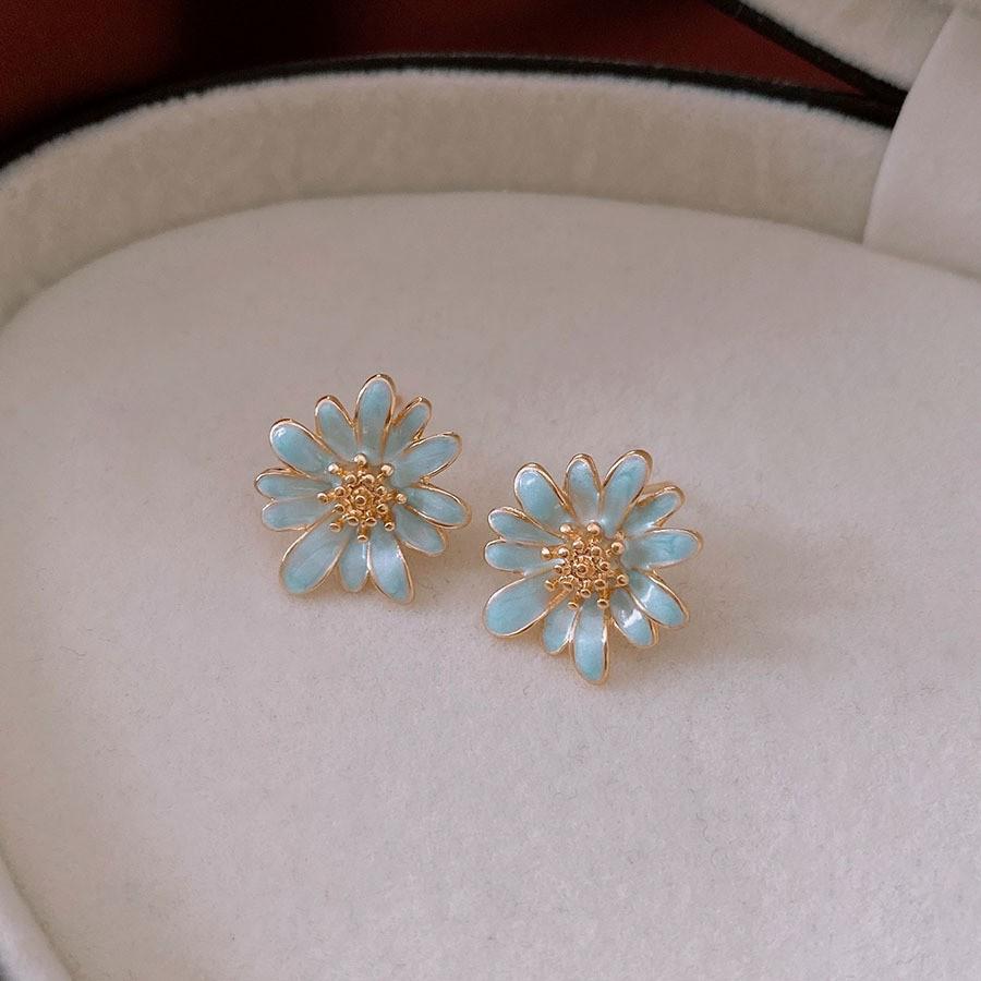 Medieval Silver Needle with Diamonds, Dripping Oil, Flower Pearl Earrings, Temperament, Court Style Stud Earrings, Light Luxury and High-end Earrings.