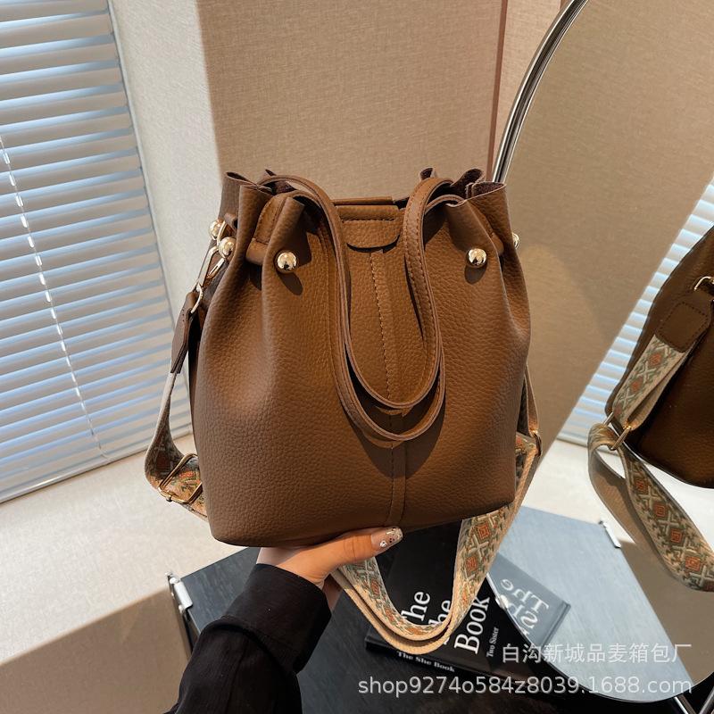 

Korean version of simple large-capacity pleated bag women s 2025 new autumn and winter fashion underarm bag single shoulder oblique span bucket bag темно-коричневого