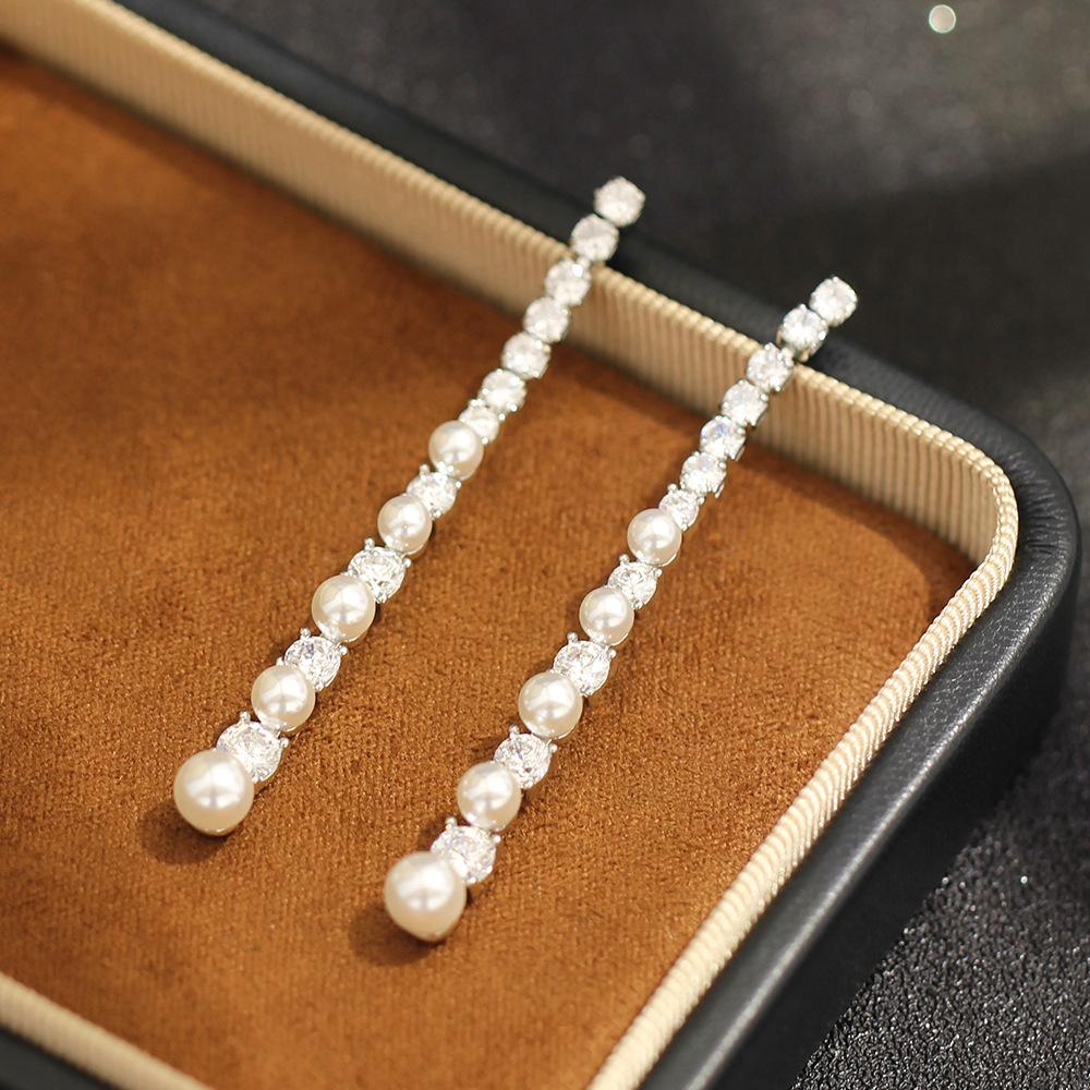 Star with the same exquisite diamond-encrusted long earrings, temperament versatile imitation pearl studs, 925 silver needle earrings, earrings for wo