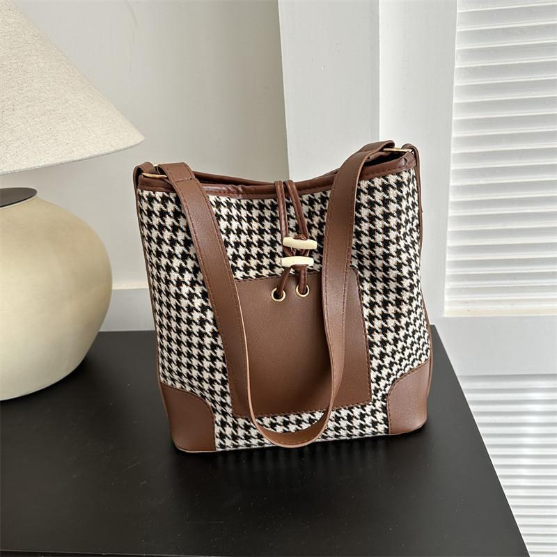 Stylish Soft Nylon Bucket Bag With Zipper Closure For Trendy Street Look