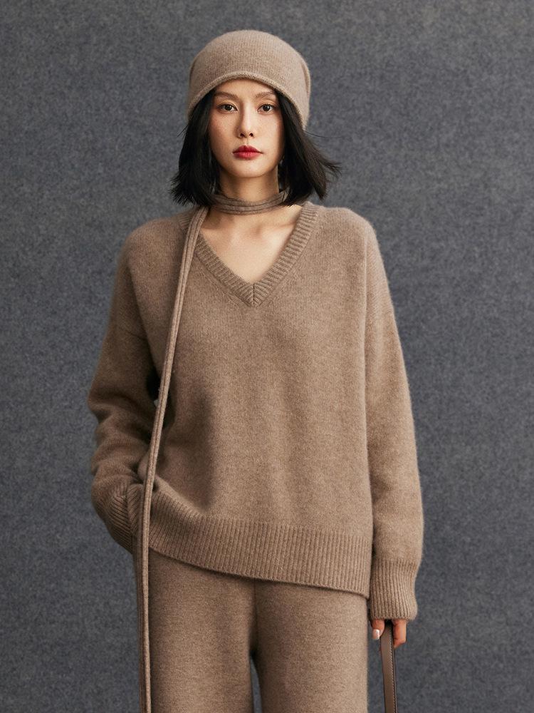 Women's V-neck Cashmere Sweater - 2026 Autumn/Winter, Gentle Style, Loose, Slimming, Thick Base Layer Pullover.