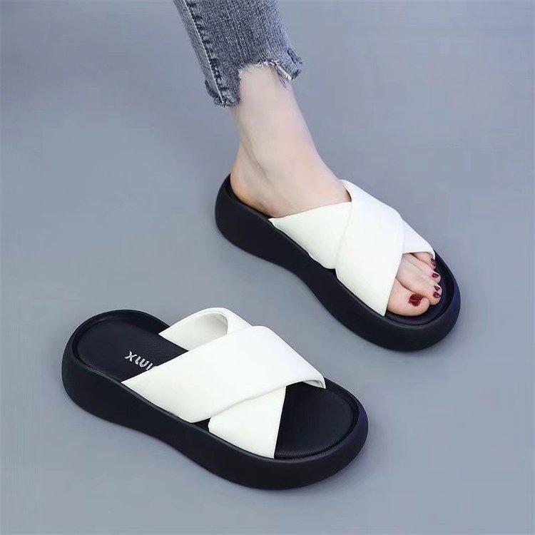 Fashion soft-soled one-word sandals to wear outside summer 2025 new thick-soled heightening popular beach shoes casual cool slippers