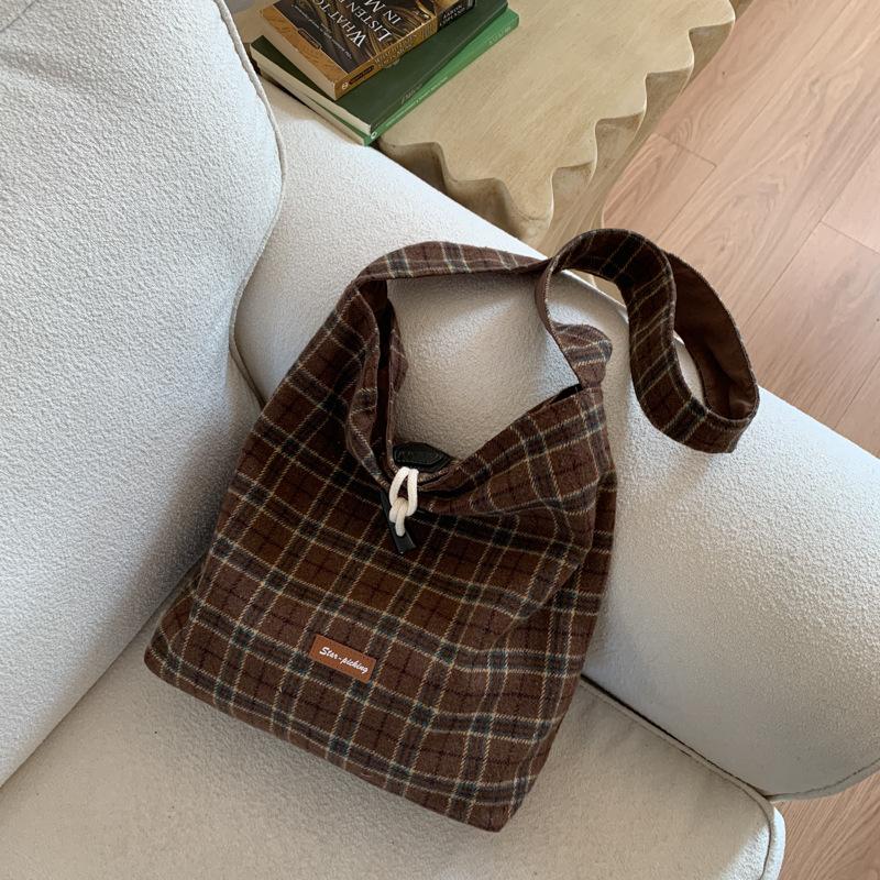

Корейская версия трендовой клетчатой сумки-тоут 2025 осень новая модная сумка на плечо в литературном стиле трендовая простая двусторонняя сумка коричневый