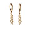 Ein Damen-Ohrklemme aus 18 Karat vergoldetem, geflochtenem, verdrehtem Design mit eingelassenen synthetischen Zirkonia-Steinen, Lange Ohrringe, mit einem einfachen, eleganten