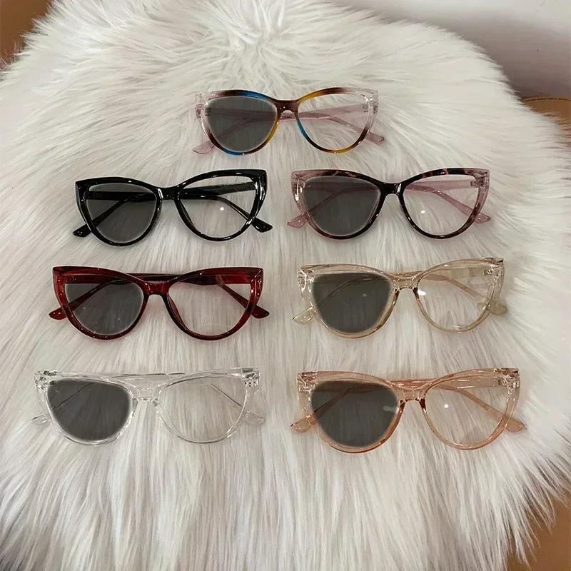 Light Sensitive Color Changing Anti Blue Light Flat Lens Black and White Frame Cat Eye Myopic Glasses Neutral Myopia Spectacles