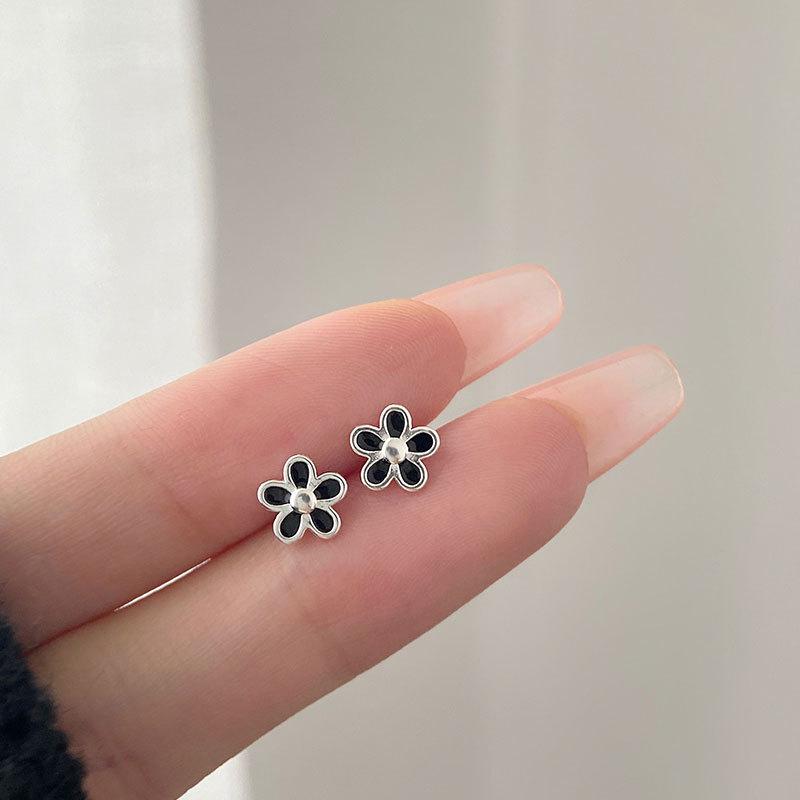 Schwarze Blume Ohrringe Mini Blumige Form Ohrringe Kleine Frische Sommer Ohrringe für Damen