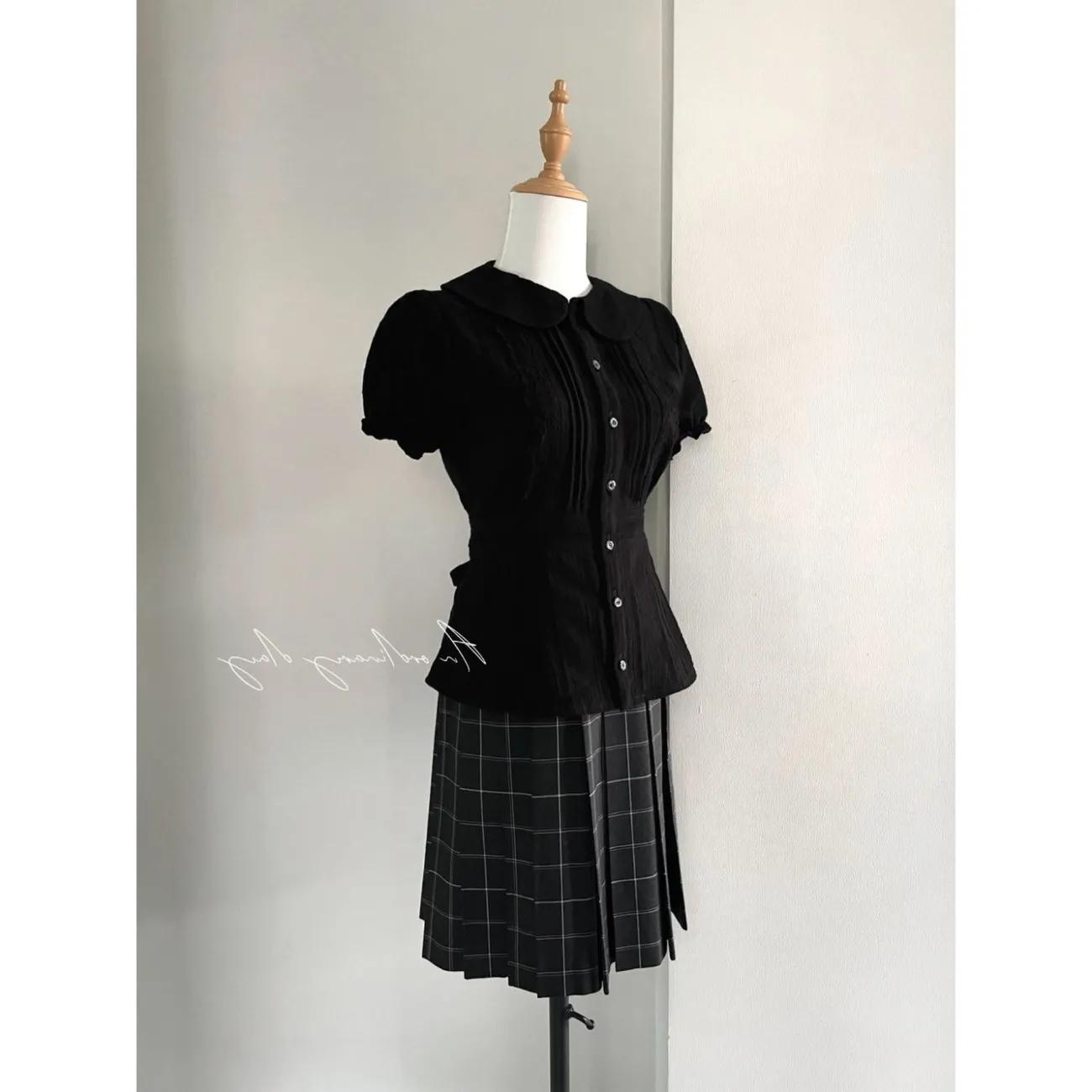 Женская черная блузка с коротким рукавом, воротником Питер Пэн, вышивкой гладью и поясом S