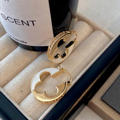 Trèfle à quatre feuilles avec fritillaire blanc nacré, luxe léger et petit parfum Hepburn haut de gamme