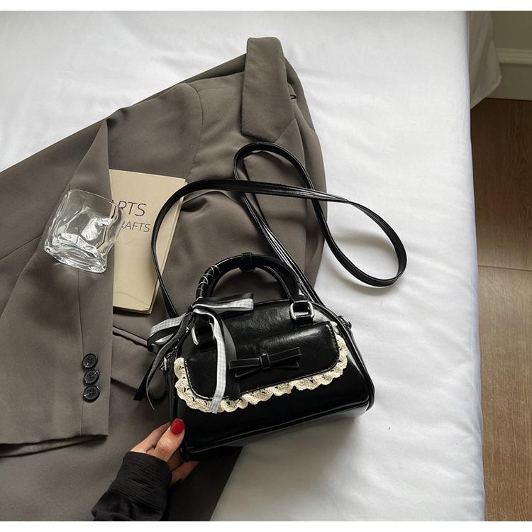 

Корейская версия модной женской сумки, маленькая сумка, женская 2025, новый нишевый дизайн, маленькая квадратная сумка, простая сумка-мессенджер