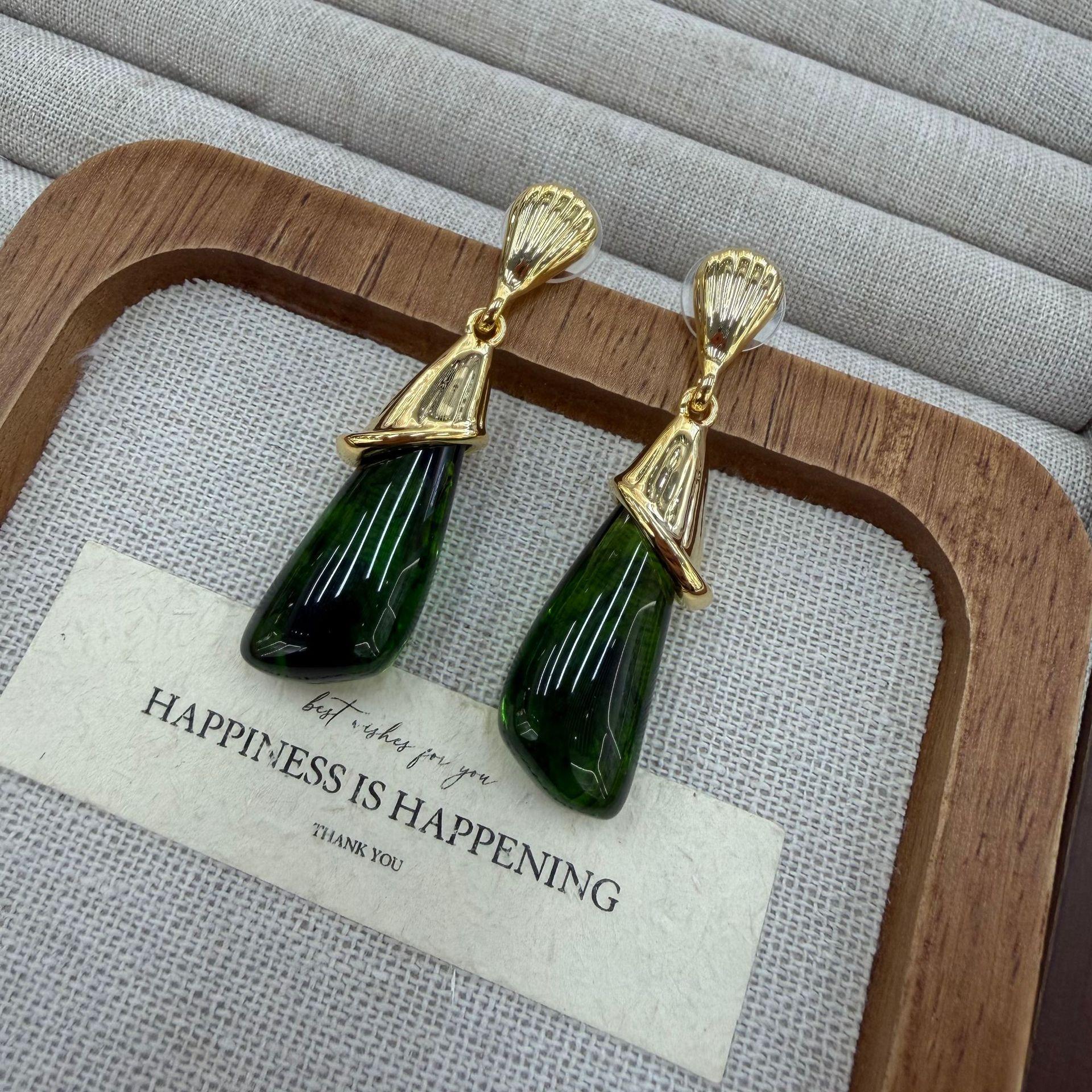 

Maillard High-End Design Shell Earrings Temperament Light Luxury Resin Stud Earrings Fashion Earrings Women
