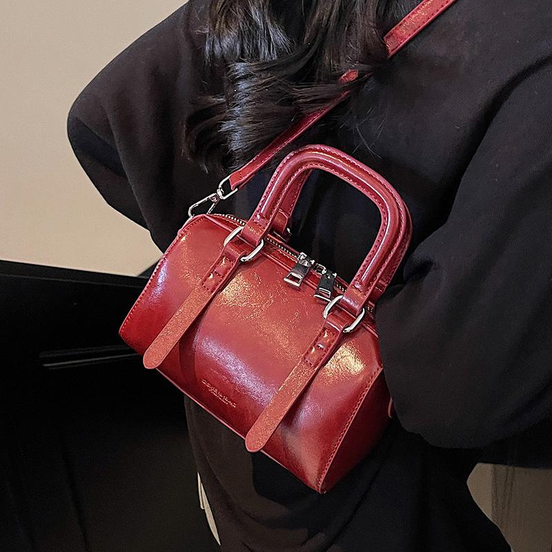 New Products Are Fashionable, Simple and High-end Portable Pillows, Boston Bags, Niche Commuting Versatile Casual Messenger Women's Bags