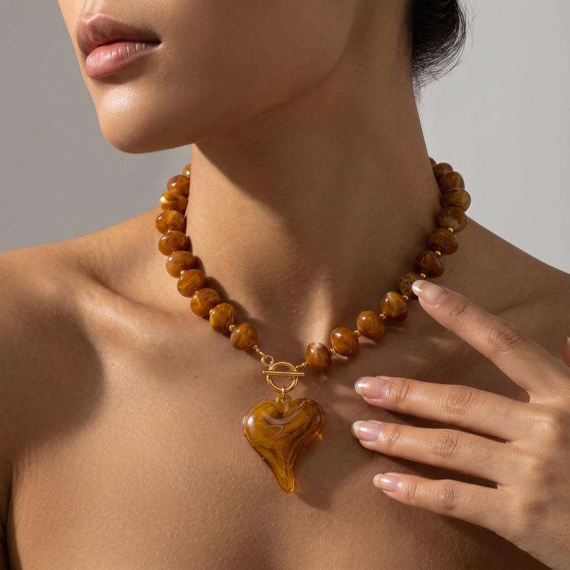 European and American retro amber ins big love pendant necklace, simple and exaggerated Maillard smudged round bead necklace