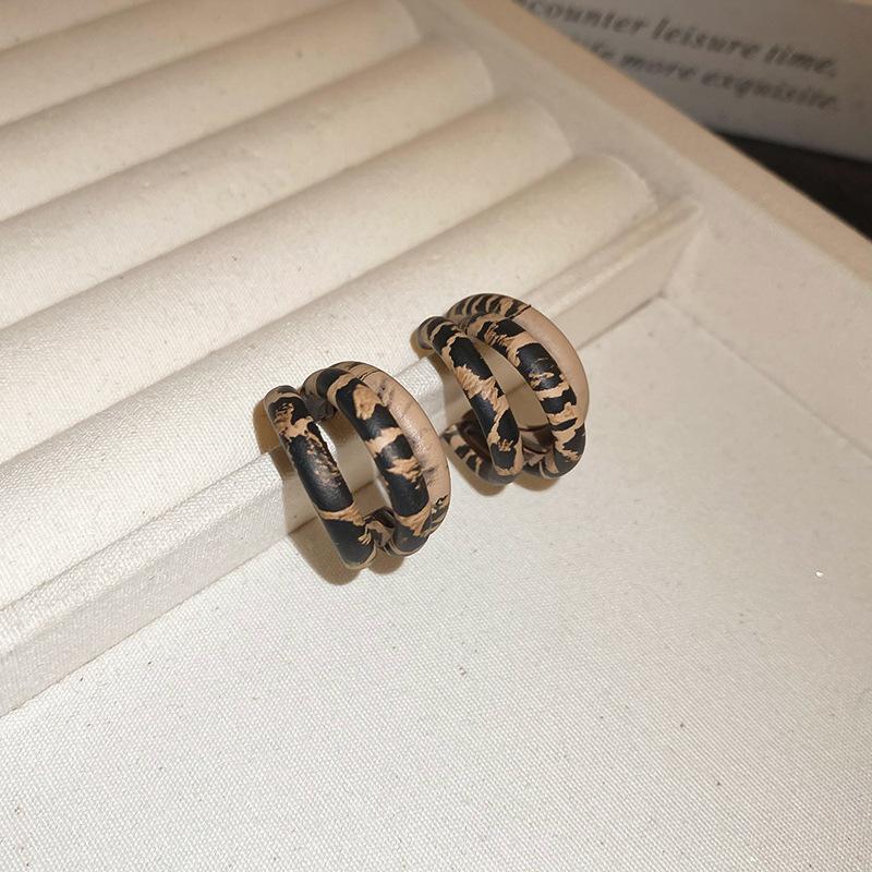 

Серьги-гвоздики в стиле Гонконга Серебряная игла с леопардовым принтом, ретро-серьги Maillard, высококлассные нишевые универсальные серьги