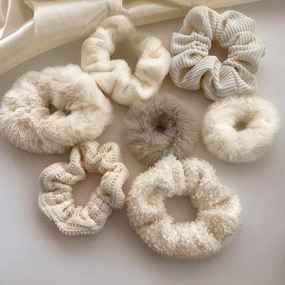 Elastico per capelli bianco in peluche con sfera - Accessori autunno/inverno per donna