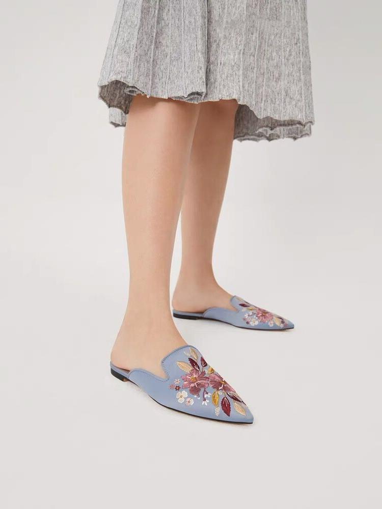 Fashion 2025 Embroider Floral Shoes Ladies Pointed Toe Slippers Silk Mules Woman Low Heels Slides Flat Sandals Femmes Outside Pantuflas