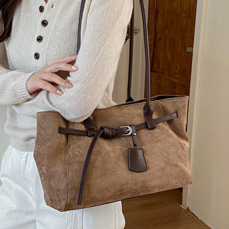 Underarm Bag Vintage Style Handbag with Large Capacity for Commuting