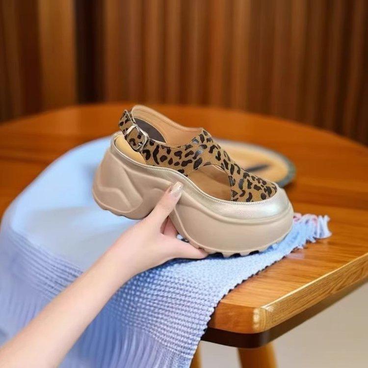 

Small hollow bag head sandals women s outer wear 2025 summer new thick-soled muffin versatile casual fashion sandals 39 леопардовый