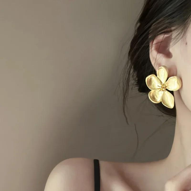 Gold Color Metal Flower Retro Earrings for Women Girls Vintage European & American Design Studs Fashion Party Zircon Gifts 2024