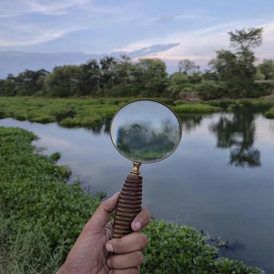 Brass Magnifying Glass, Wooden Handle, 10X Lens Birthdays, Wedding, Retirements, Housewarmings, Christmas, Thanksgiving, Easter, New Year