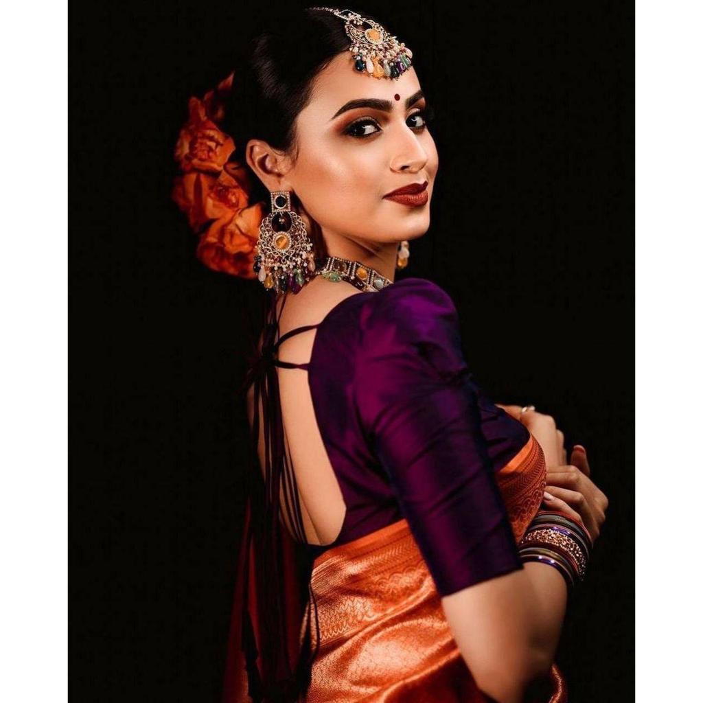 Seiden-Sari aus dem ALMAARI-Store ist mit wunderschönen Zari-Arbeiten in Form traditioneller Motive verziert.