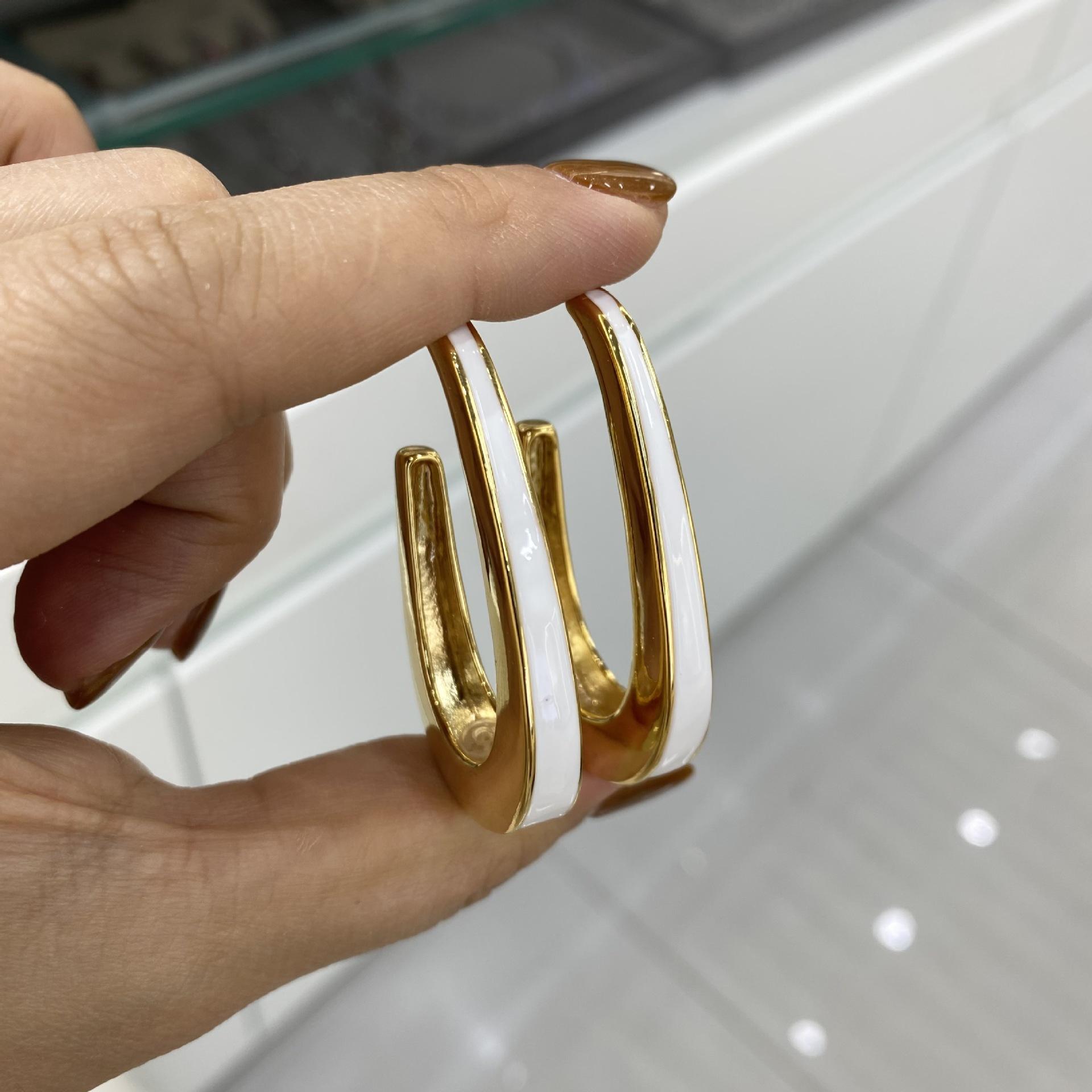 

Exaggerated Personality Fashion Exquisite Stud Earrings Fashion Light Luxury High-End Glossy Gold Earrings Jewelry Women брудно-білий