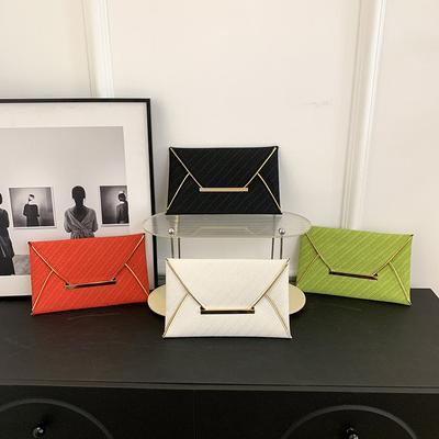Frühling Neue einfache handgehaltene kleine quadratische Tasche Umschlag Neue Handtasche Hochwertige Nischendesign Leichte Luxustasche