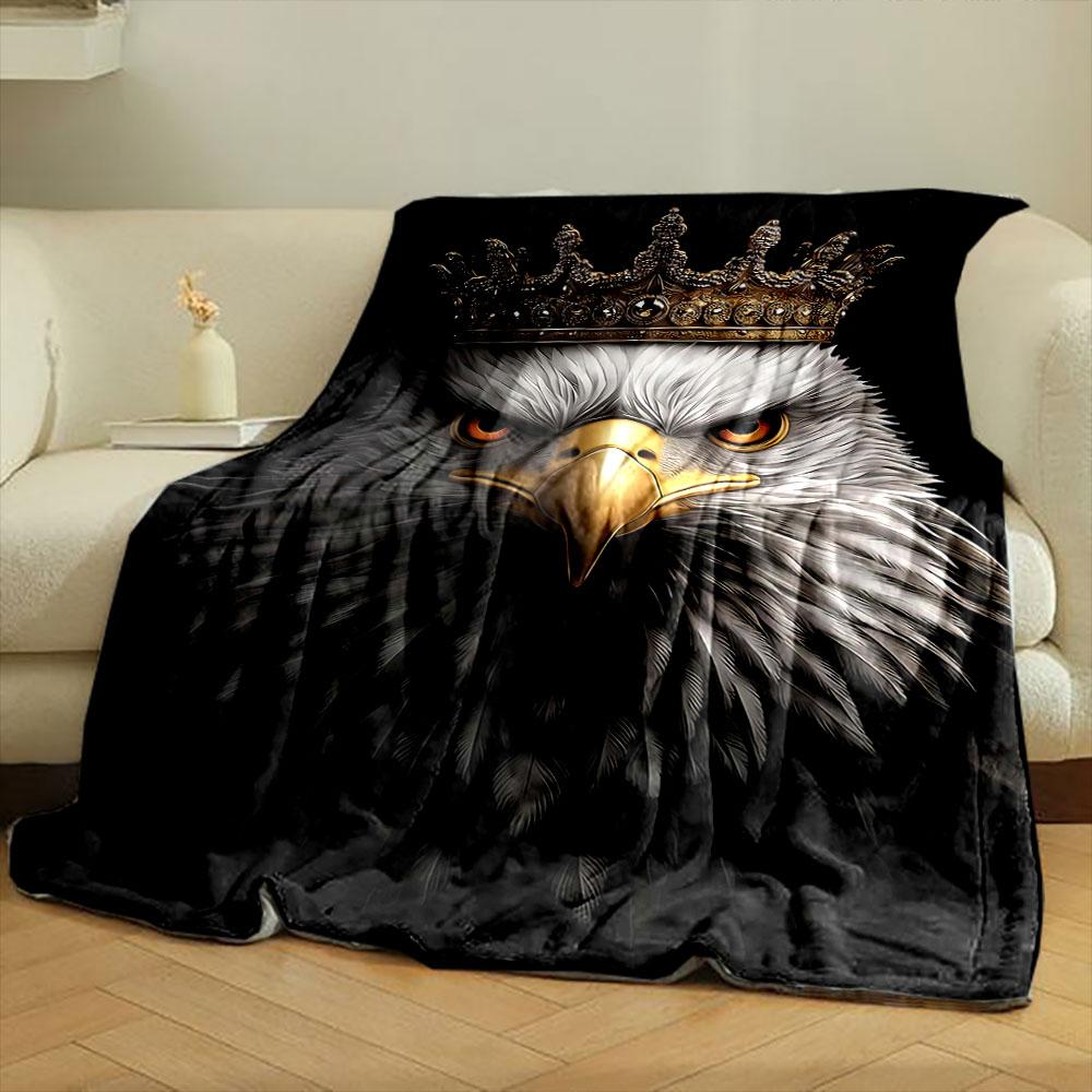 Ein königlicher Adler mit detaillierten Federn, der eine verzierte goldene Krone trägt. Decke für alle Jahreszeiten Mittagspause Überwurf Geschenk