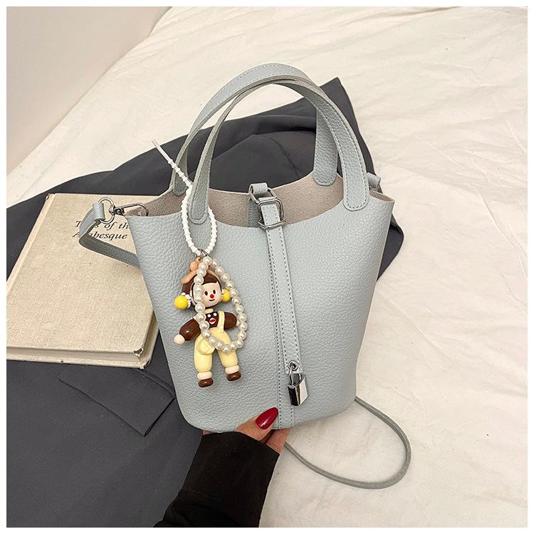 Beliebte tragbare Eimertasche Damen Frühling und Sommer 2025 Neue einfache und lässige Umhängetasche Modische Umhängetasche