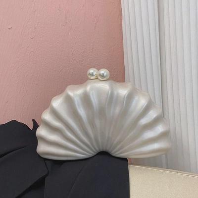 Elegante bolso de mano cruzado de acrílico con conchas europeas y americanas: un elegante bolso de noche