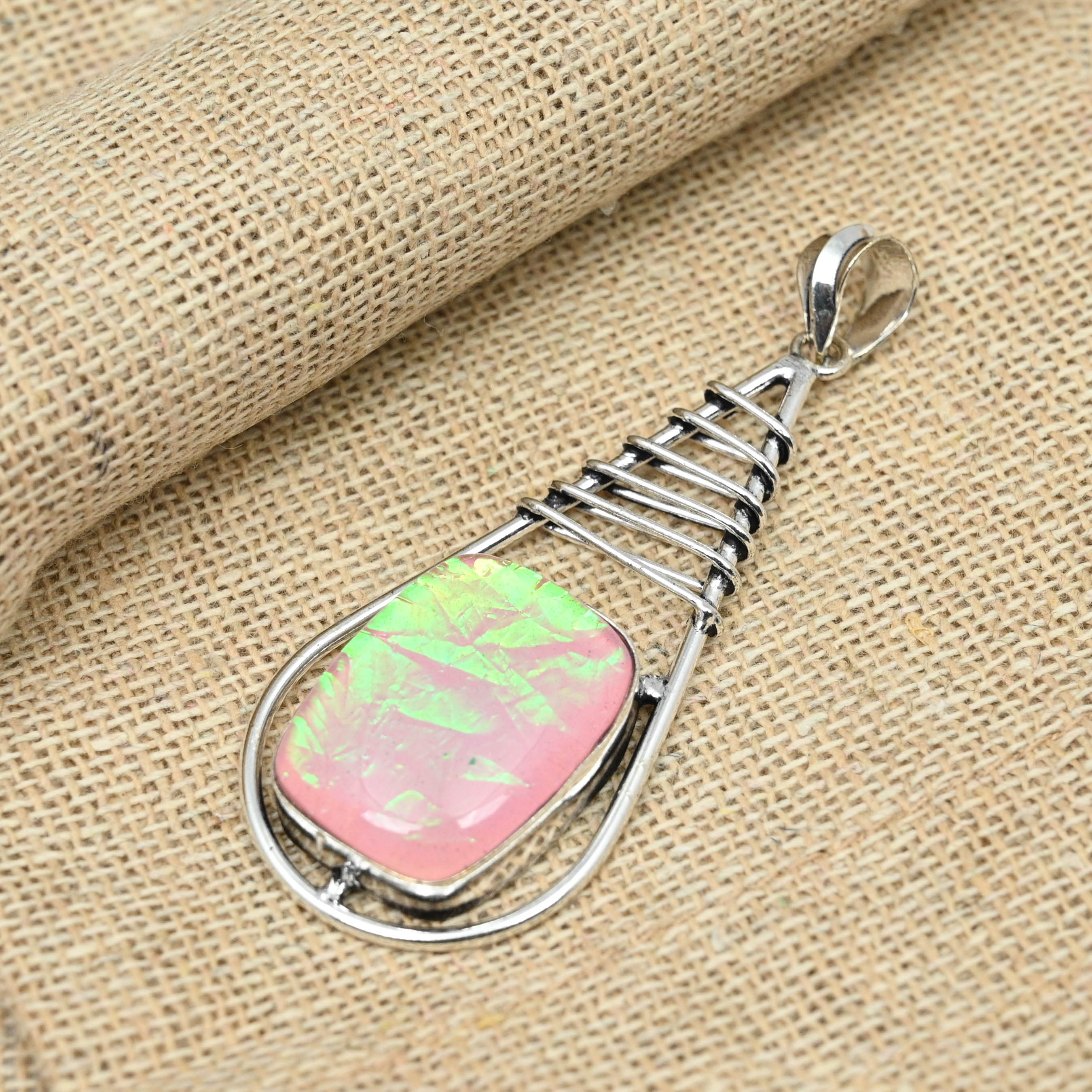 

Розовый австралийский тройной опал, драгоценный камень, стерлинговое серебро 925 пробы, дизайнерские ювелирные изделия ручной работы, женский кулон 2.75 Inches розовый