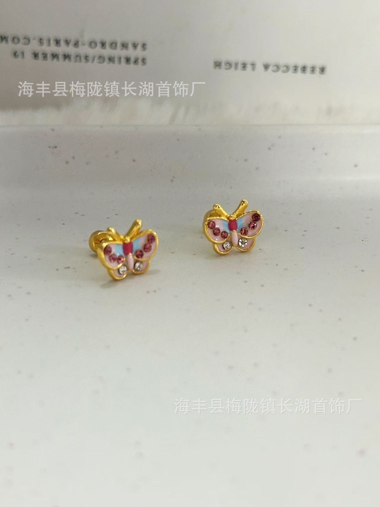 Sweet pink little butterfly stud earrings for women are small and exquisite, high-end, small, fresh, fashionable and versatile, daily earrings.
