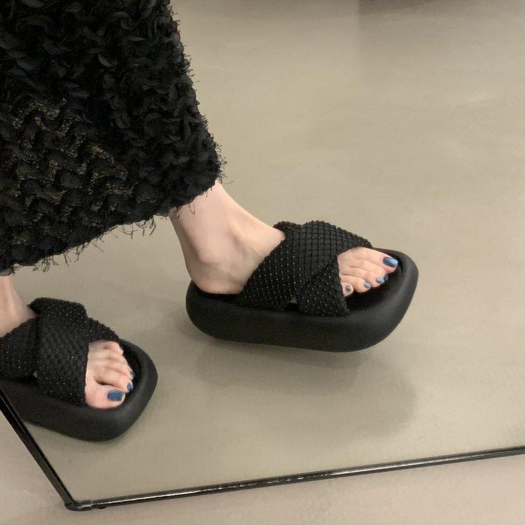 Versatile muffin platform slippers women's outerwear 2025 summer new cross-belt casual beach cool slippers
