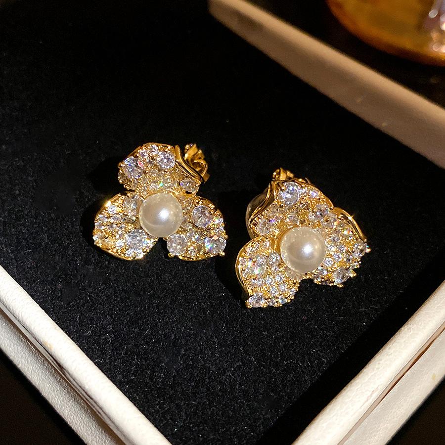 

K real gold electroplated zircon pearl flower earclip retro simple fashion earrings light luxury high-end earrings women