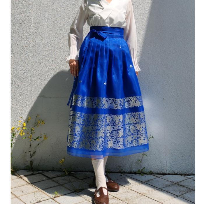 Koreańska tradycyjna niebieska spódnica Hanbok ze srebrną peonią