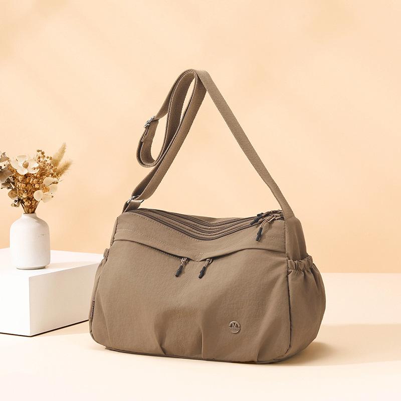 Ta modna i wszechstronna torba na ramię crossbody to prosta, casualowa, niszowa i wysokiej klasy torebka dla kobiet.