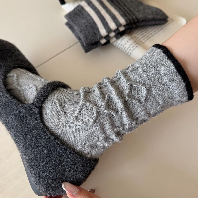 Women's Mid-calf Socks, Winter Fleece Warm Wool Socks, Black and White Women's Flower Bud Mouth Pile Texture Long Socks