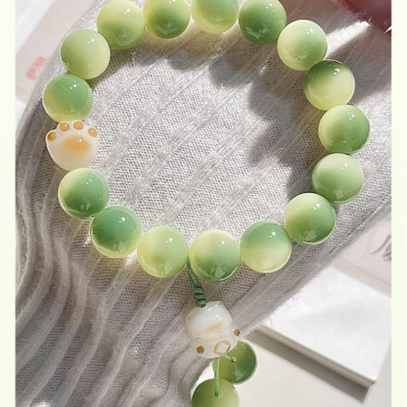 Drunk lime cat lime bracelet before the flower, cat paw holding high-value bracelet, female hand twisting finger soft bracelet.