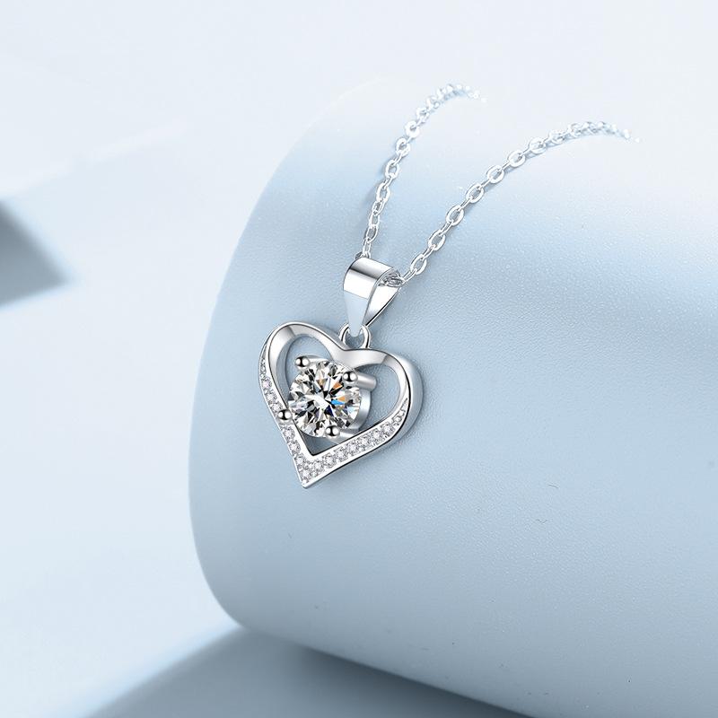 Heart-shaped necklace, love pendant, female beating heart, sweet light luxury, niche high-end collarbone chain