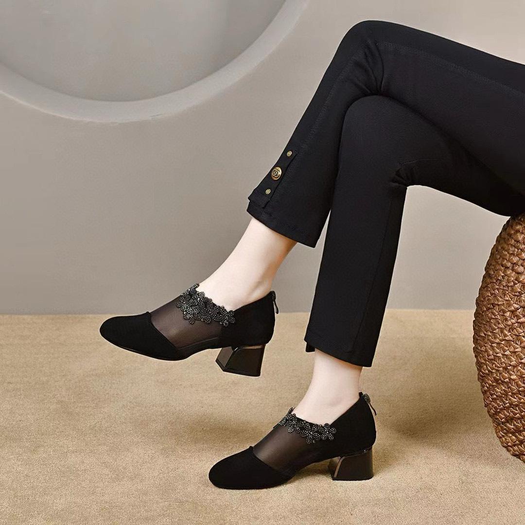 

Туфли-сетка с круглым носком женские весенне-летние новые черные из овчины на плоской подошве с глубоким вырезом, украшенные цветами и горячими бриллиантами 41