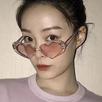 A Pair Of Cute Girl Candy Colored Heart-Shaped Sunglasses Fashionable And Trendy Peach Heart Ocean Piece Sunglasses