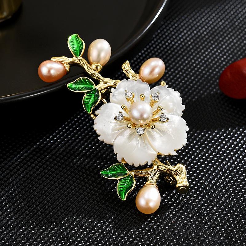 

New Retro Women s Luxurious Brooch Simulation Pearl Elegant Flower Temperament Western Clothing Accessories Holiday Gifts