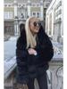 Cappotto da donna slim-fit di media lunghezza con cappuccio in ecopelliccia Autunno/Inverno 2025