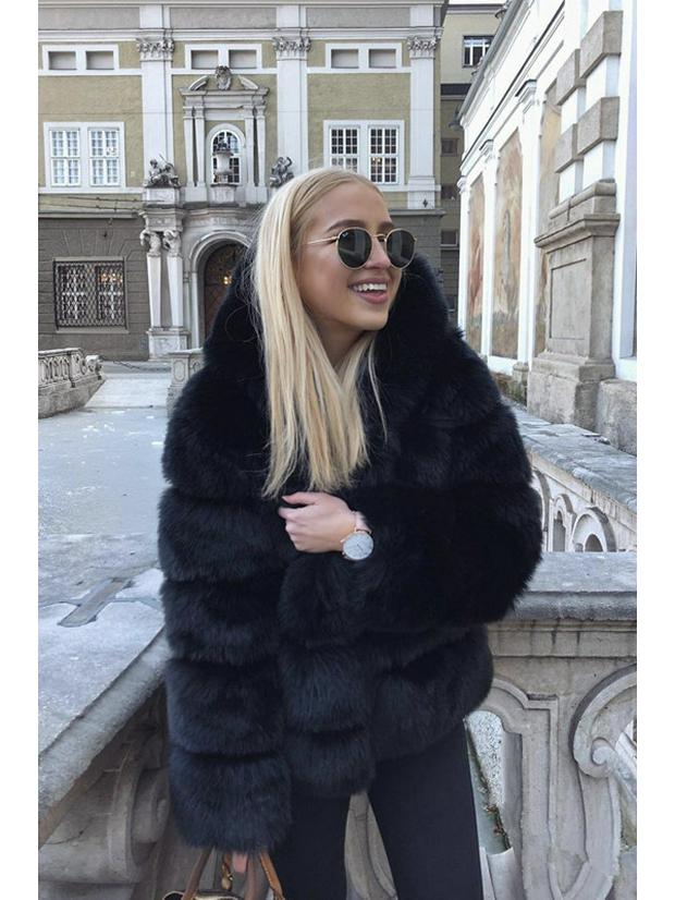 Cappotto da donna slim-fit di media lunghezza con cappuccio in ecopelliccia Autunno/Inverno 2025