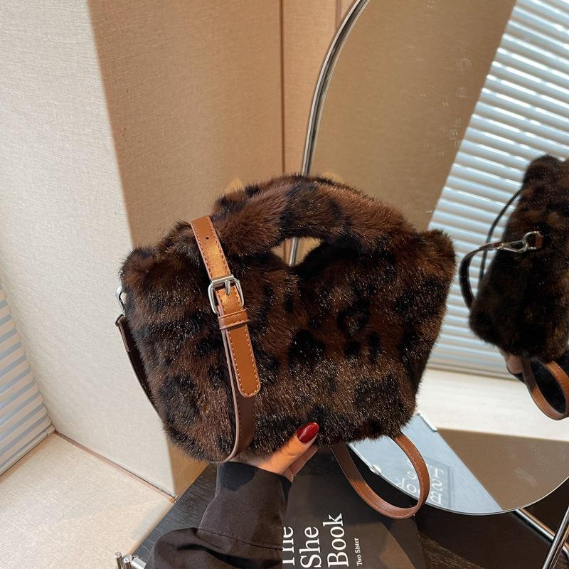 Autumn New Trend Plush Leopard Print Personalized Fluff Lazy Wind Simple Shoulder Oblique Span Bucket Bag