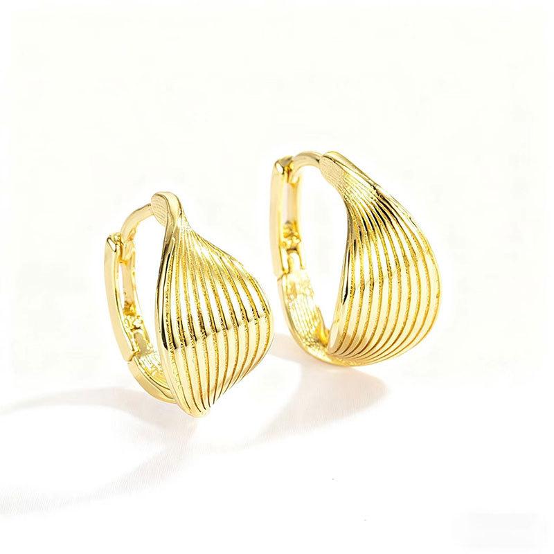 Gebürstete verdrehte Ohrstecker, Nischen-Design, Vielseitige Ohrringe, Hochwertige Ohrringe, Kleine und schlichte Ohrringe.