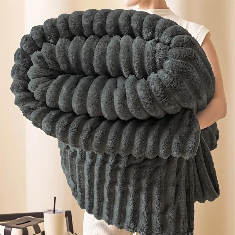 Koc z bardzo miękkiego pluszowego polaru 200*230cm - Przytulny beżowy flanelowy pled z prążkowaną teksturą, Można prać w pralce, Komfort na każdą porę roku do łóżka