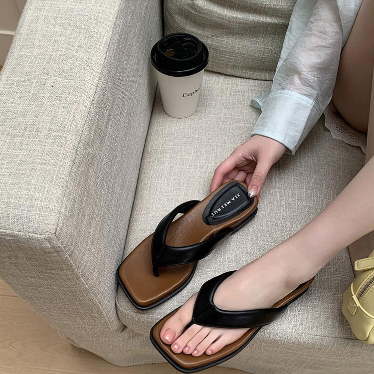 Beach flip-flops women summer Internet celebrities 2025 fashion casual non-slip outer wear Korean version pinch foot vacation cool slippers tide