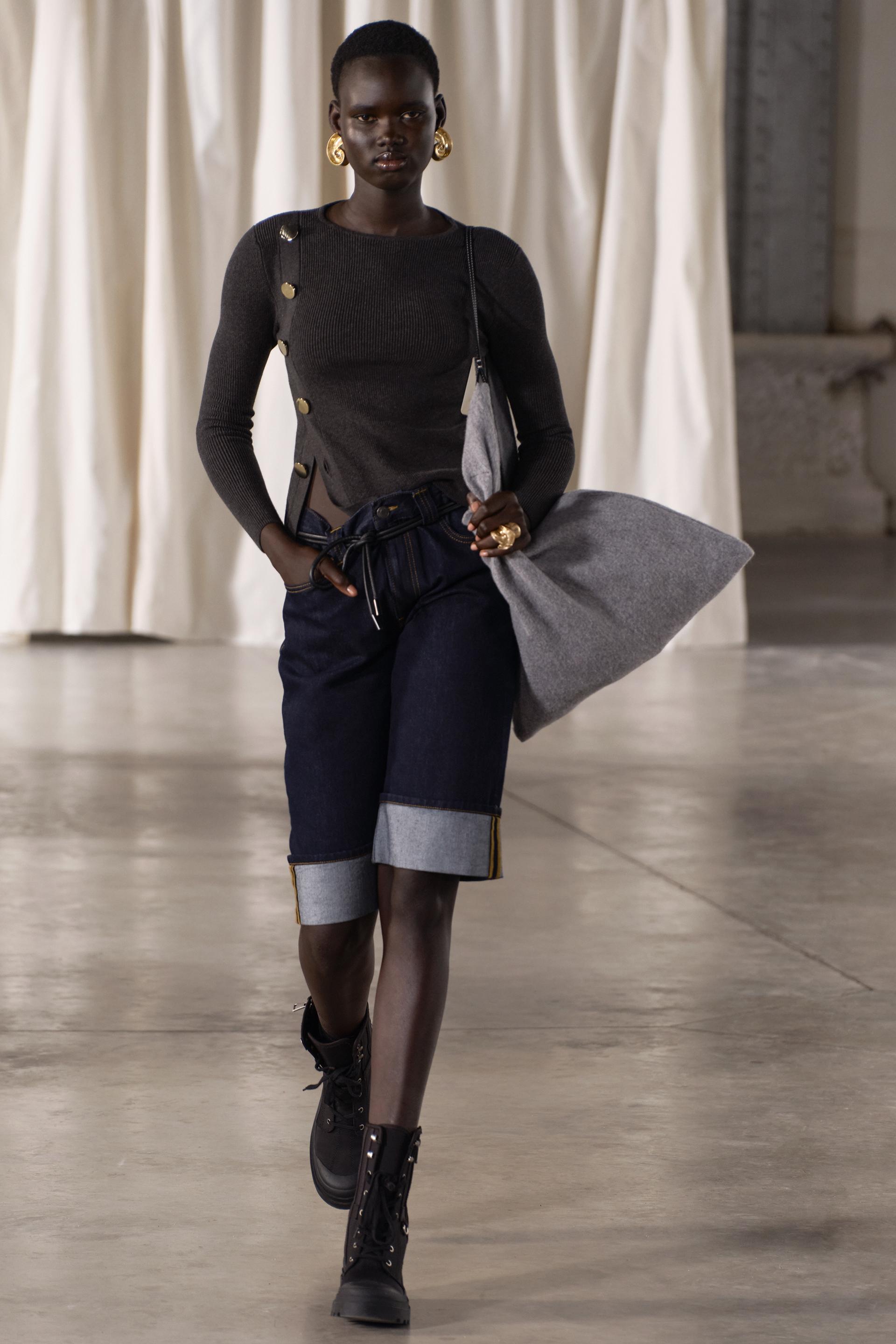 

ТРИКОТАЖНЫЙ СВИТЕР С БОКОВЫМИ ПУГОВИЦАМИ